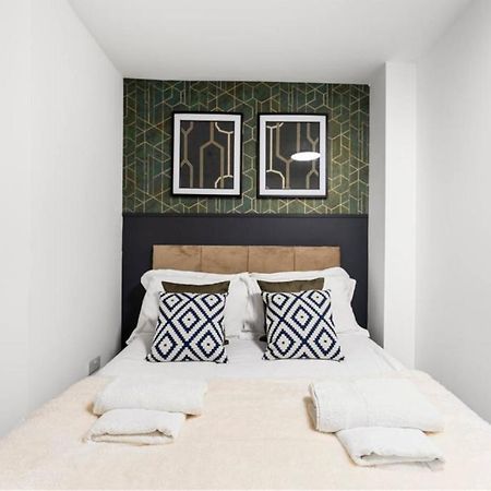 Modern Spacious Three Bedrooms With Private Garden カーディフ エクステリア 写真