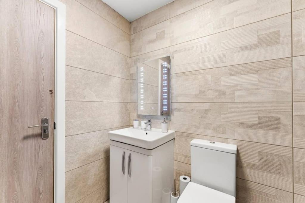 Modern Spacious Three Bedrooms With Private Garden カーディフ エクステリア 写真