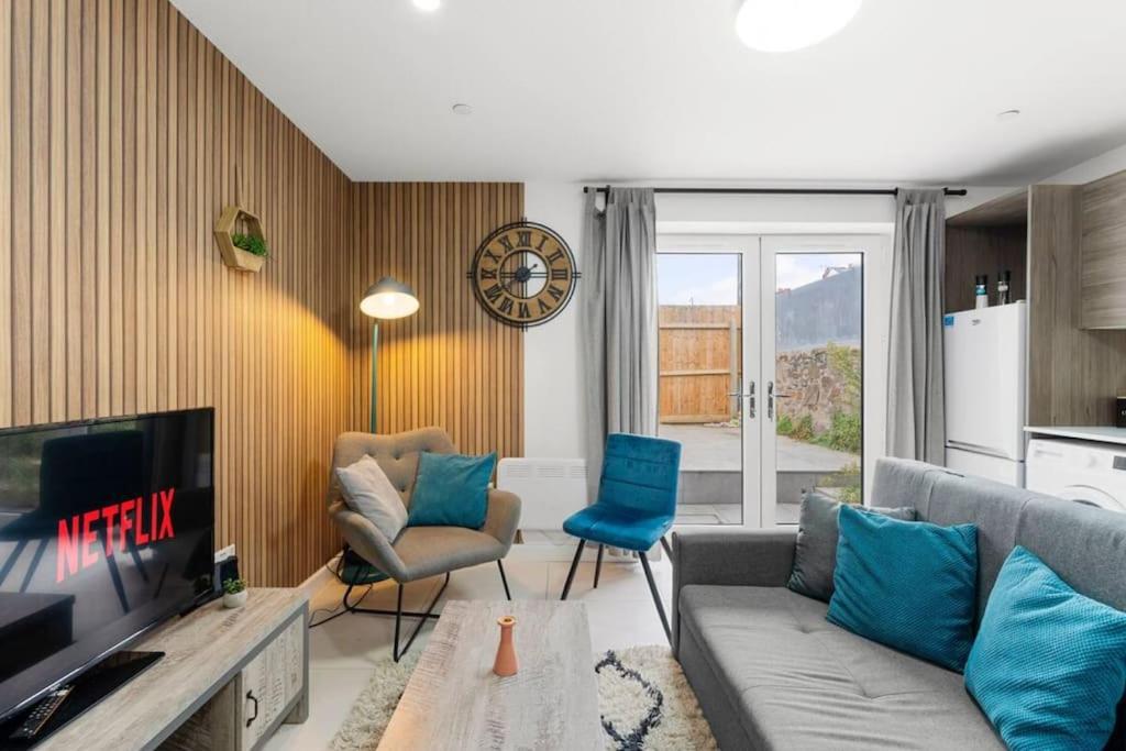 Modern Spacious Three Bedrooms With Private Garden カーディフ エクステリア 写真