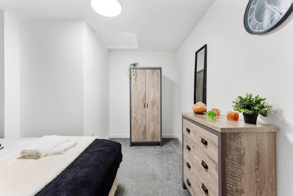 Modern Spacious Three Bedrooms With Private Garden カーディフ エクステリア 写真