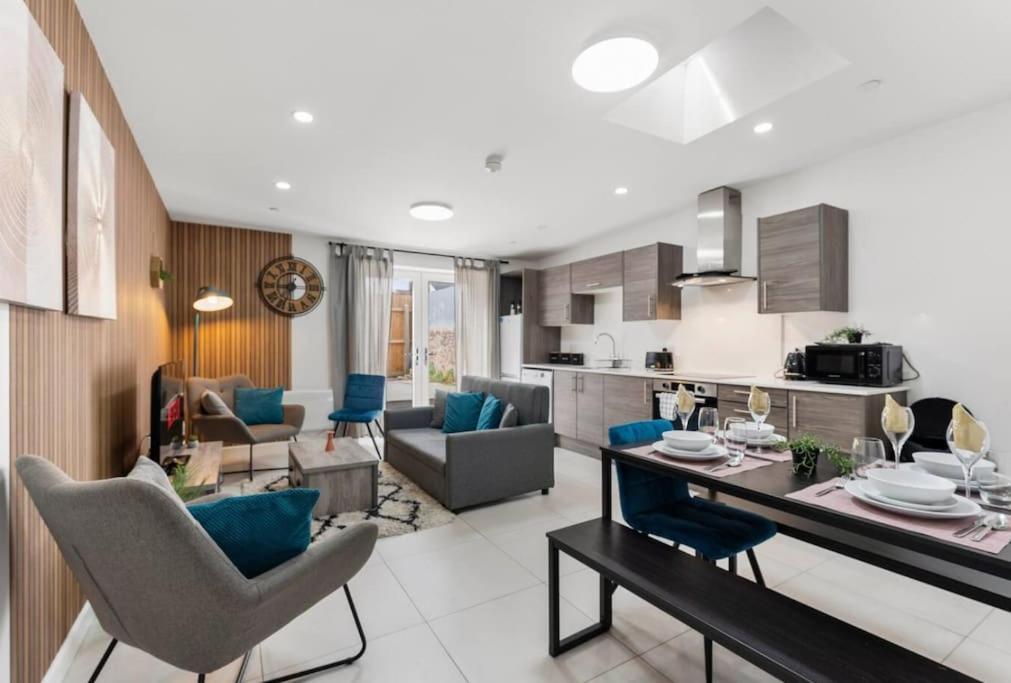 Modern Spacious Three Bedrooms With Private Garden カーディフ エクステリア 写真