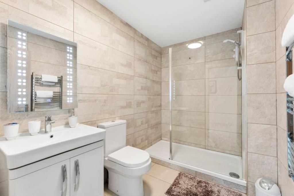 Modern Spacious Three Bedrooms With Private Garden カーディフ エクステリア 写真